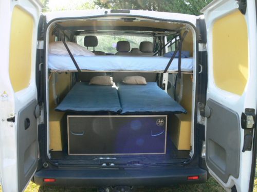 Les kit Nomad Addict permettent de transformer et aménager votre véhicule voiture ou fourgon en mini camping-car. C'est la solution idéale pour installer un lit, camper et dormir dans sa voiture ou son fourgon aménagé. Nos kits de camping pour voiture sont entièrement amovibles en quelques minutes. Le Kit Duo ici dans un Renault Trafic avec un lit enfant