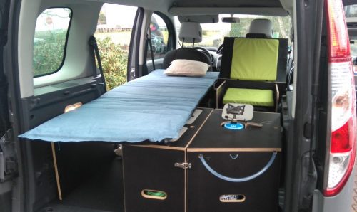 Les kit Nomad Addict permettent de transformer et aménager votre véhicule voiture ou fourgon en mini camping-car. C'est la solution idéale pour installer un lit, camper et dormir dans sa voiture ou son fourgon aménagé. Nos kits de camping pour voiture sont entièrement amovibles en quelques minutes.� Le Kit Nomad ici dans un Renault Kangoo