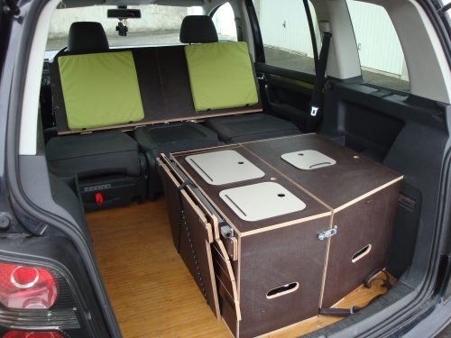 Les kit Nomad Addict permettent de transformer et aménager votre véhicule voiture ou fourgon en mini camping-car. C'est la solution idéale pour installer un lit, camper et dormir dans sa voiture ou son fourgon aménagé. Nos kits de camping pour voiture sont entièrement amovibles en quelques minutes. Le Kit Nomad ici dans un Volkswagen Touran