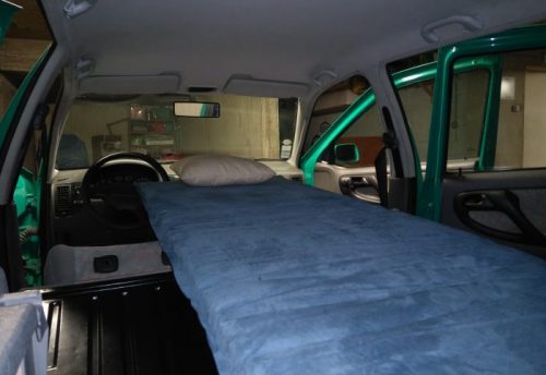 Les kit Nomad Addict permettent de transformer et aménager votre véhicule voiture ou fourgon en mini camping-car. C'est la solution idéale pour installer un lit, camper et dormir dans sa voiture ou son fourgon aménagé. Nos kits de camping pour voiture sont entièrement amovibles en quelques minutes. Le Kit Solo