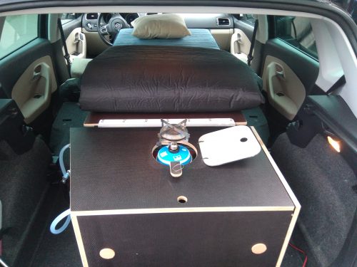 Les kit Nomad Addict permettent de transformer et aménager votre véhicule voiture ou fourgon en mini camping-car. C'est la solution idéale pour installer un lit, camper et dormir dans sa voiture ou son fourgon aménagé. Nos kits de camping pour voiture sont entièrement amovibles en quelques minutes. Le Kit Solo
