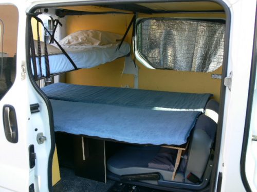 Les kit Nomad Addict permettent de transformer et aménager votre véhicule voiture ou fourgon en mini camping-car. C'est la solution idéale pour installer un lit, camper et dormir dans sa voiture ou son fourgon aménagé. Nos kits de camping pour voiture sont entièrement amovibles en quelques minutes. Le Kit Duo ici dans un Trafic avec un lit enfant