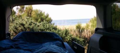 Les kit Nomad Addict permettent de transformer et aménager votre véhicule voiture ou fourgon en mini camping-car. C'est la solution idéale pour installer un lit, camper et dormir dans sa voiture ou son fourgon aménagé. Nos kits de camping pour voiture sont entièrement amovibles en quelques minutes.