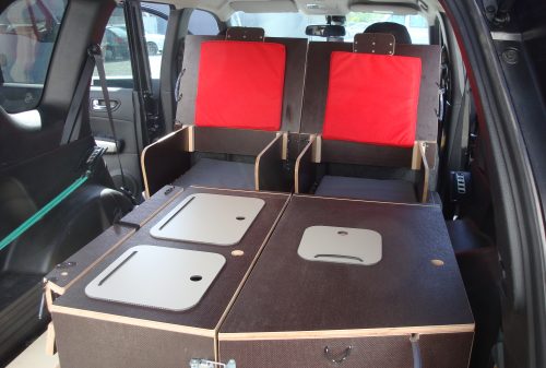 Les kit Nomad Addict permettent de transformer et aménager votre véhicule voiture ou fourgon en mini camping-car. C'est la solution idéale pour installer un lit, camper et dormir dans sa voiture ou son fourgon aménagé. Nos kits de camping pour voiture sont entièrement amovibles en quelques minutes.� Le Kit Nomad ici dans un Nissan X-Trail