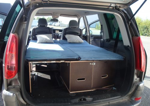 Les kit Nomad Addict permettent de transformer et aménager votre véhicule voiture ou fourgon en mini camping-car. C'est la solution idéale pour installer un lit, camper et dormir dans sa voiture ou son fourgon aménagé. Nos kits de camping pour voiture sont entièrement amovibles en quelques minutes. Le Kit Nomad ici dans un Peugeot 807