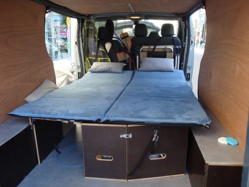 Les kit Nomad Addict permettent de transformer et aménager votre véhicule voiture ou fourgon en mini camping-car. C'est la solution idéale pour installer un lit, camper et dormir dans sa voiture ou son fourgon aménagé. Nos kits de camping pour voiture sont entièrement amovibles en quelques minutes. Le Kit Nomad ici dans un Renault Trafic