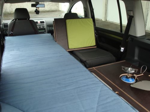 Les kit Nomad Addict permettent de transformer et aménager votre véhicule voiture ou fourgon en mini camping-car. C'est la solution idéale pour installer un lit, camper et dormir dans sa voiture ou son fourgon aménagé. Nos kits de camping pour voiture sont entièrement amovibles en quelques minutes. Kit Nomad ici dans un Volkswagen Touran