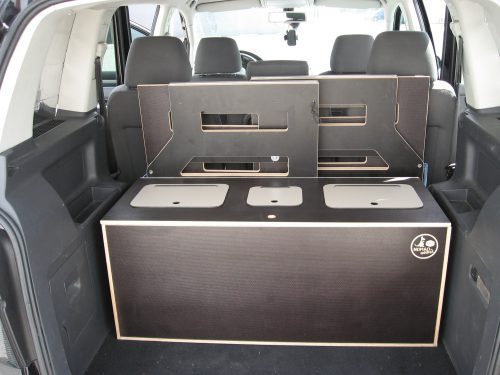 Aménagement pour installer un lit et dormir dans son véhicule : sa voiture , son fourgon, son camion par Nomad-Addict : Le Kit Duo ici dans un Volkswagen Touran