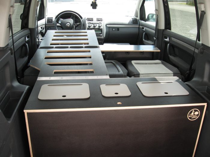 Aménagement pour installer un lit et dormir dans son véhicule : sa voiture , son fourgon, son camion par Nomad-Addict : Le Kit Duo ici dans un Volkswagen Touran